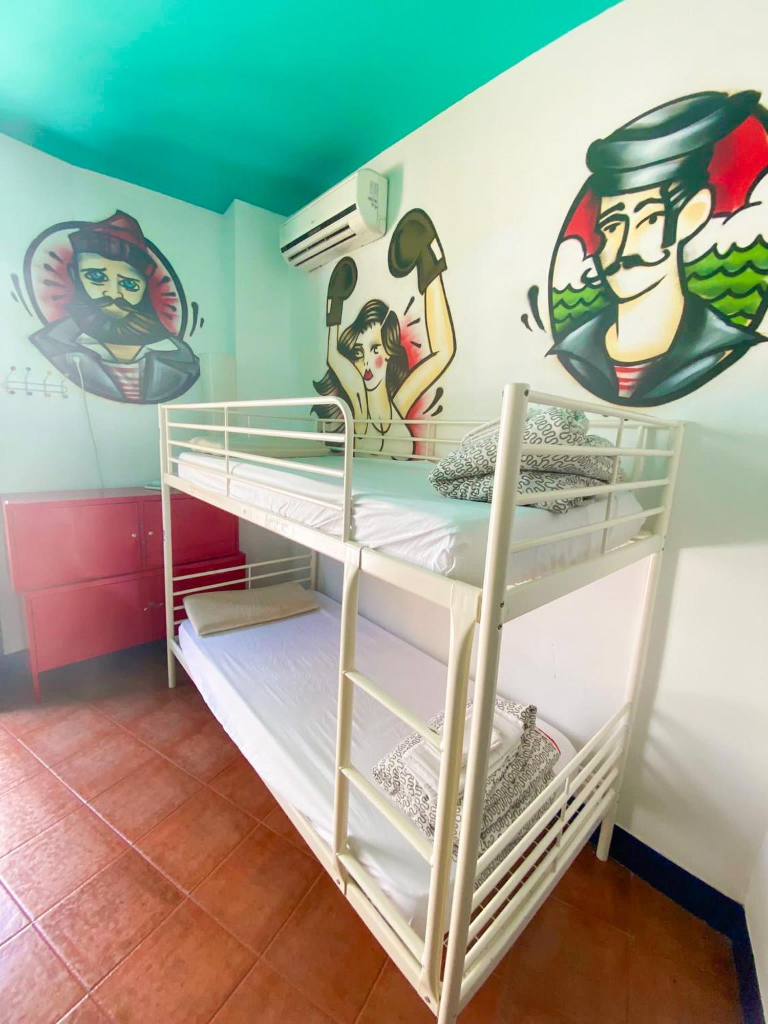 Sevilla Kitsch Hostel Art Bilik gambar